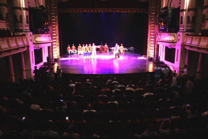 Phần thứ hai của tour, du kh&aacute;ch sẽ xem chương tr&igrave;nh biểu diễn nghệ thuật