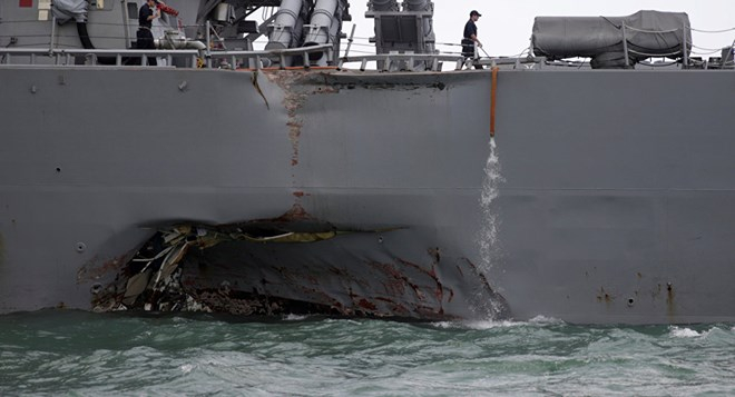 T&agrave;u USS John McCain &nbsp;bị thủng lỗ lớn khi đ&acirc;m phải t&agrave;u chờ dầu.