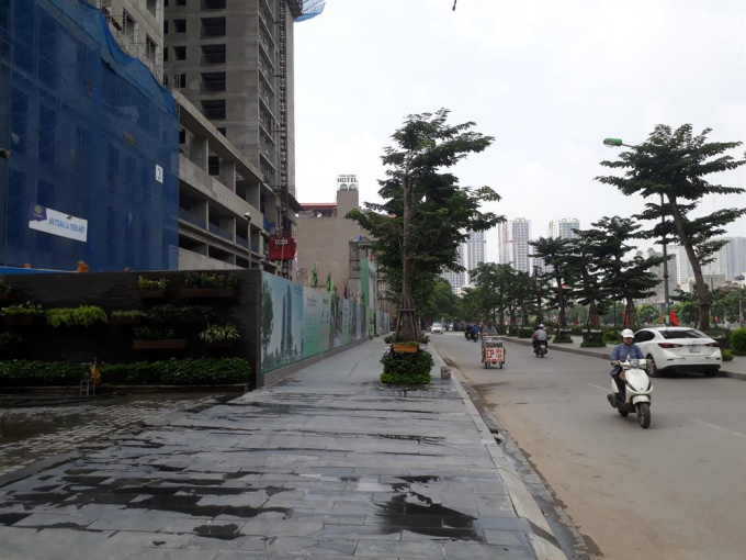 Tuyến đường Vũ T&ocirc;ng Phan vốn dĩ kh&aacute; nhỏ, nay th&ecirc;m khối nh&agrave; cao hơn 20 tầng khiến đường đ&atilde; nhỏ lại c&agrave;ng th&ecirc;m chật chội