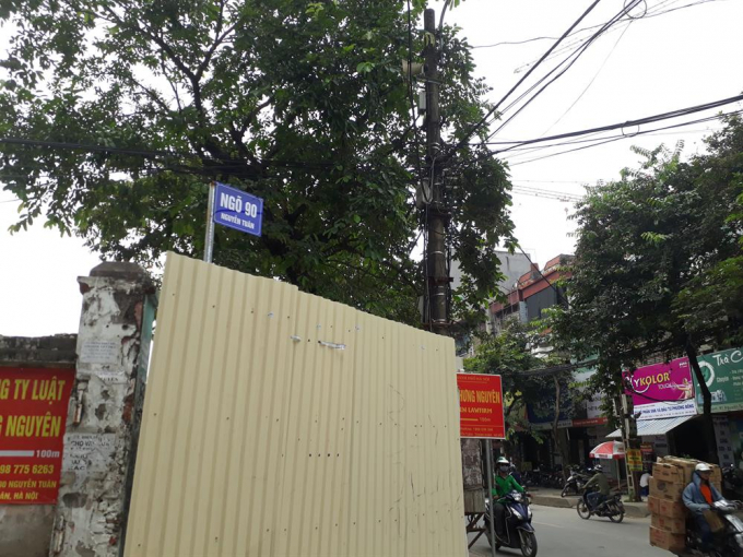 Tuy nhi&ecirc;n, chật chội nhất phải kể đến đường Nguyễn Huy Tưởng, chỉ đoạn ngắn tr&ecirc;n tuyến đường n&agrave;y đang g&aacute;nh gần 10 dự &aacute;n chung cư cao tầng. Trong ảnh l&agrave; l&ocirc; đất 90 Nguyễn Tu&acirc;n đang được qu&acirc;y t&ocirc;n chuẩn bị x&acirc;y dựng c&aacute;c khối nh&agrave; chung cư. Ảnh: TC