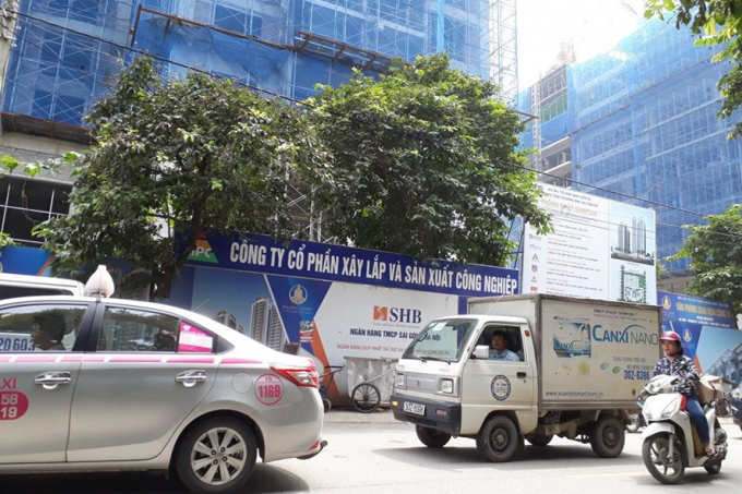 Với c&aacute;c khối nh&agrave; chung cư san s&aacute;t nhau, trong khi đ&oacute; đường Nguyễn Huy Tưởng vừa được HĐND TP.H&agrave; Nội quyết định chưa mở rộng th&ecirc;m khiến tuyến đường vốn dĩ đ&atilde; tắc, đến khi c&aacute;c khối nh&agrave; n&agrave;y ho&agrave;n thiện th&igrave; đường tắc sẽ th&ecirc;m tắc. Ảnh: TC