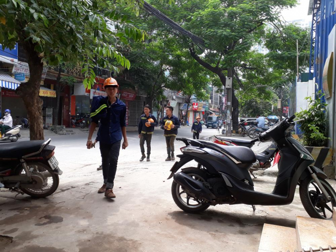 Cả ng&agrave;y lẫn đ&ecirc;m, tr&ecirc;n tuyến đường Nguyễn Huy Tưởng đầy ắp c&ocirc;ng nh&acirc;n x&acirc;y dựng. Ảnh: TC