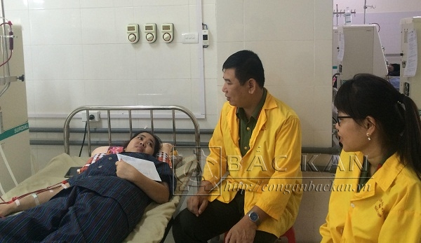 L&atilde;nh đạo C&ocirc;ng an tỉnh thăm hỏi, trao tiền hỗ trợ cho chị Tuyền, bệnh nh&acirc;n đang chạy thận tại Bệnh viện Đa khoa Bắc Kạn (Ảnh: C&ocirc;ng an Bắc &nbsp;Kạn).