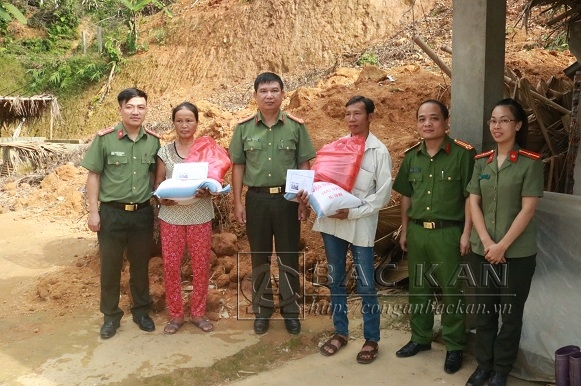 L&atilde;nh đạo C&ocirc;ng an tỉnh tặng qu&agrave; hỗ trợ gia đ&igrave;nh chị Ho&agrave;ng Thị Ch&uacute;c v&agrave; anh L&yacute; Văn Phương tại x&atilde; B&igrave;nh Trung.