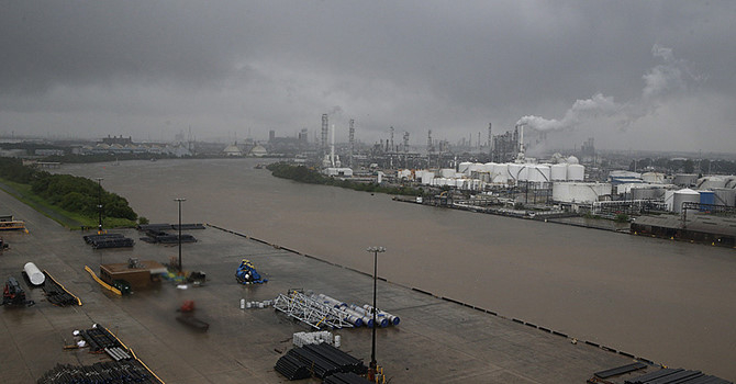 Một nh&agrave; m&aacute;y lọc dầu ở Mỹ chịu ảnh hưởng của ngập lụt h&ocirc;m 27/8. Ảnh: Getty