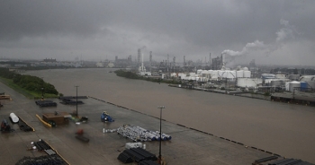 Giá dầu rơi tự do do các nhà máy lọc dầu chậm hoạt động trở lại