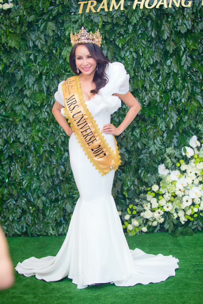 Hoa hậu Lưu Ho&agrave;ng Tr&acirc;m.