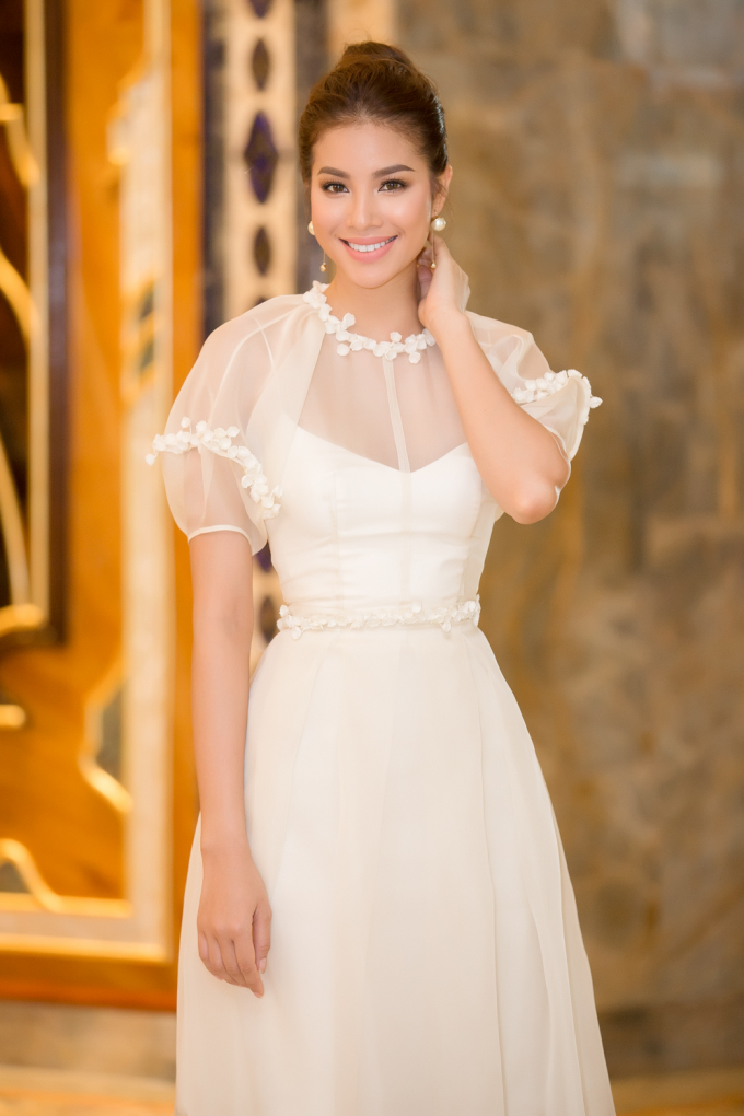 Hoa hậu Phạm Hương diện&nbsp;thiết kế ri&ecirc;ng của L&acirc;m Gia Khang.
