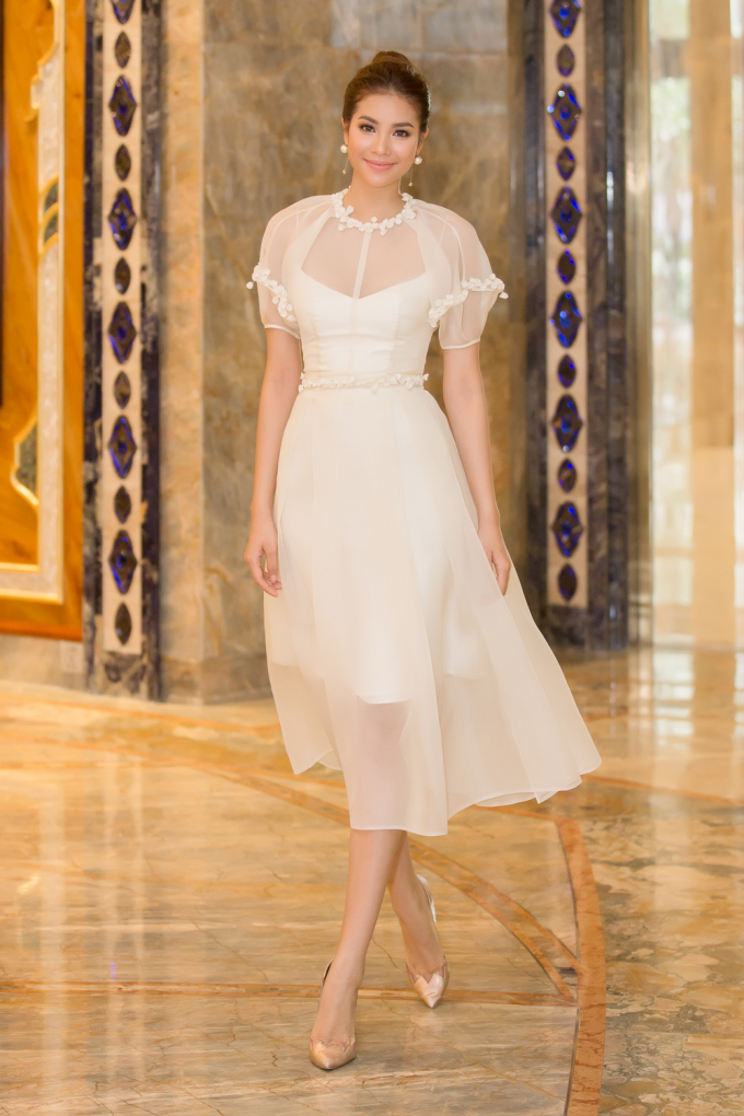 Hoa hậu Phạm Hương diện đầm &ldquo;c&ocirc;ng ch&uacute;a&rdquo; rạng rỡ dự event