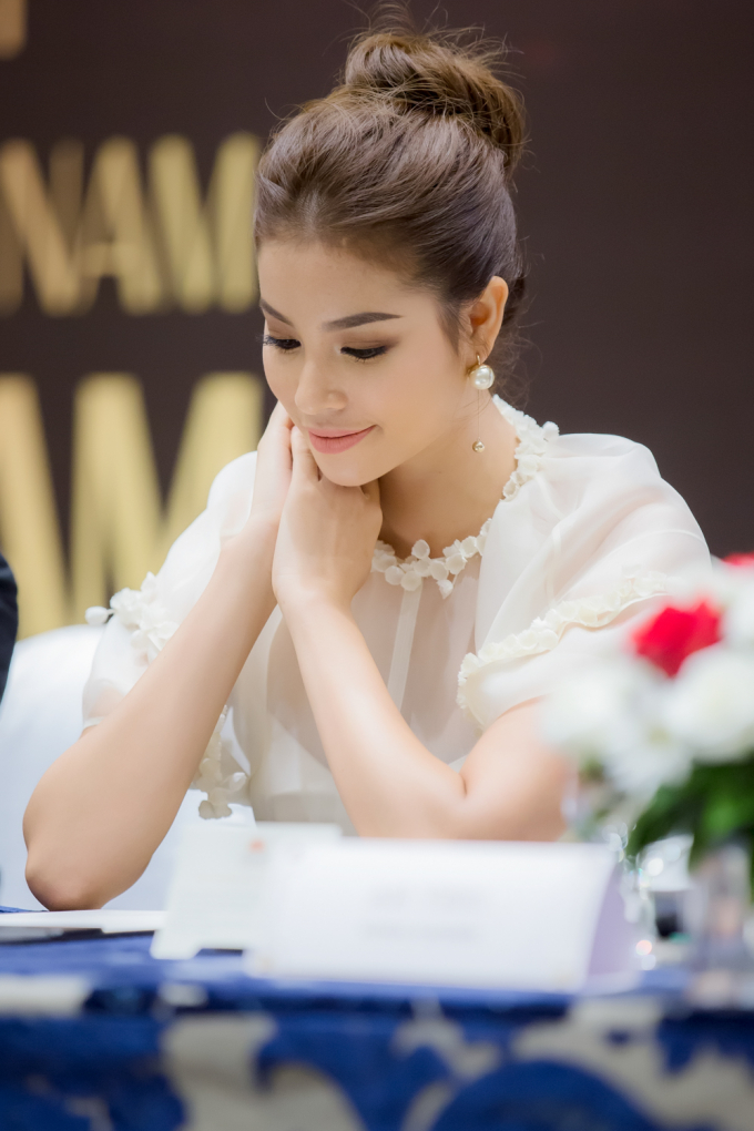 Hoa hậu Phạm Hương diện đầm &ldquo;c&ocirc;ng ch&uacute;a&rdquo; rạng rỡ dự event
