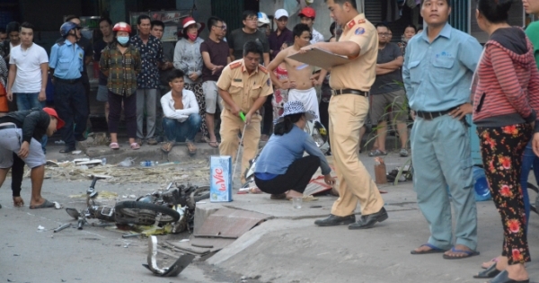 Xe bán tải bay lên vỉa hè tông chết người phụ nữ giao nước đá