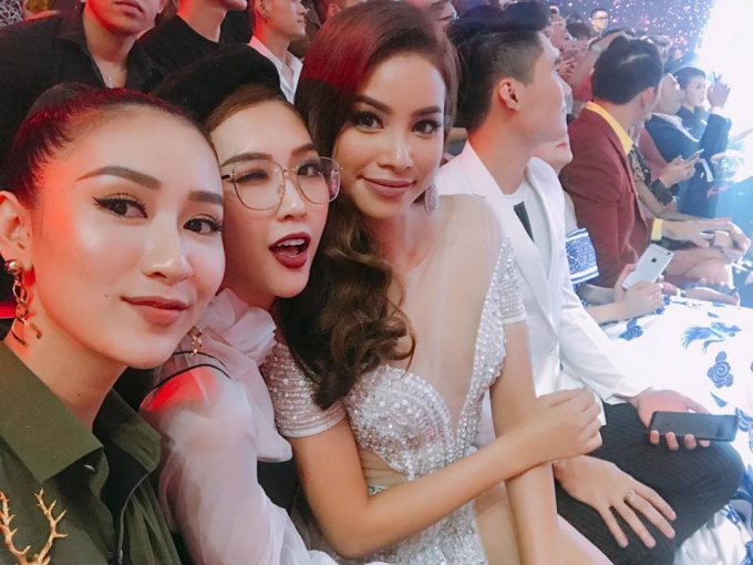 Phạm Hương, H&agrave; Thu, Tường Linh tự tin selfie ngay trước khi chương tr&igrave;nh l&ecirc;n s&oacute;ng.&nbsp;