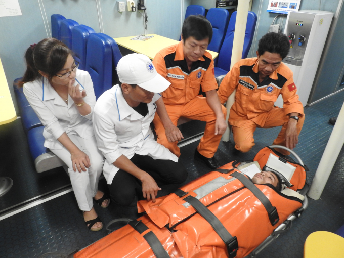 Ngư d&acirc;n gặp nạn được đưa về bờ chữa trị kịp thời. (Ảnh: Trung t&acirc;m 2)