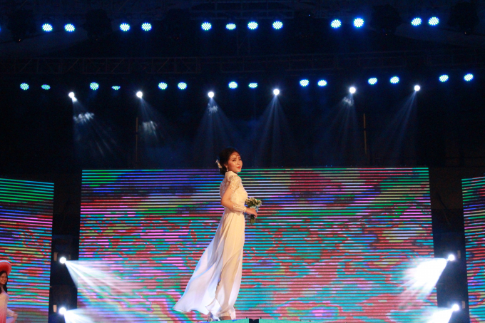 B&ugrave;i Nguyễn Nhật Vy duy&ecirc;n d&aacute;ng trong t&agrave; &aacute;o d&agrave;i trắng.