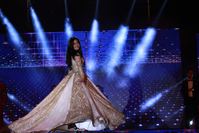 L&ecirc; Minh Anh lộng lẫy trong phần thi trang phục dạ hội.