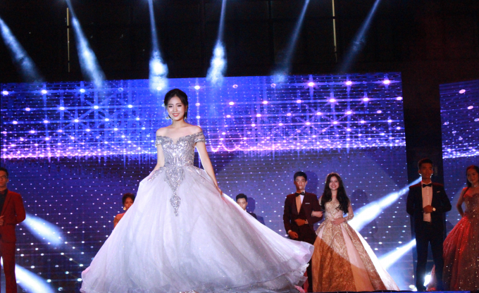 Nhật Vy xuất hiện tr&ecirc;n s&acirc;n khấu như một n&agrave;ng c&ocirc;ng ch&uacute;a.              Th&iacute; sinh nam lịch l&atilde;m &nbsp;trong trang phục dạ hội.