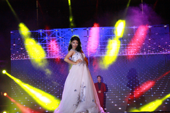 Quỳnh Trang tự tin sải bước tr&ecirc;n s&acirc;n khấu.              Th&iacute; sinh n&agrave;o cũng đẹp rụng rời.