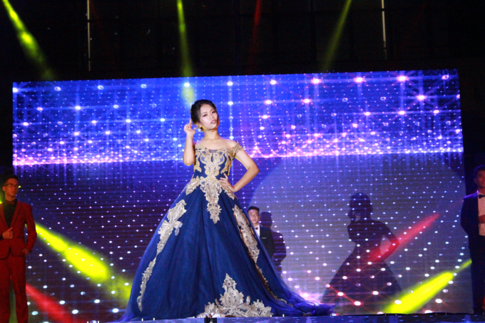 Nguyễn Thảo Linh trong trang phục dạ hội m&agrave;.