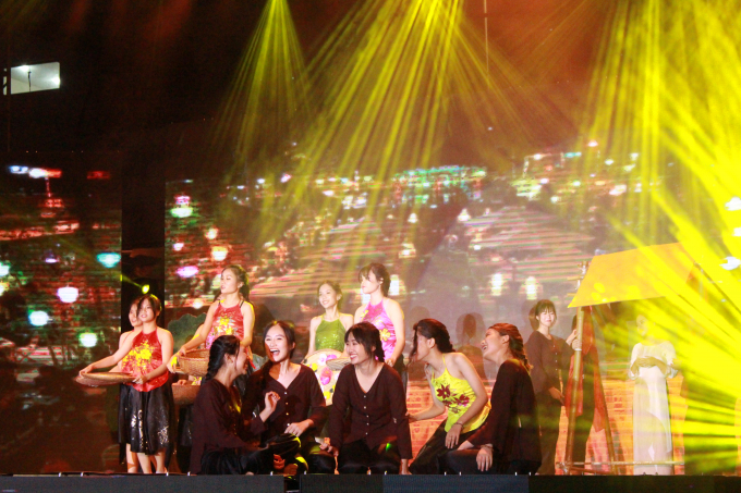 Khối chuy&ecirc;n Văn mang đến s&acirc;n khấu tiết mục nhẹ nh&agrave;ng, l&atilde;ng mạn.