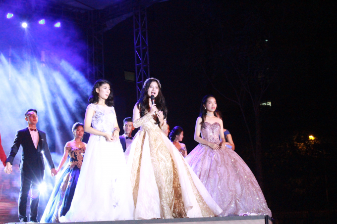 Top 3 ứng vi&ecirc;n may mắn lọt v&agrave;o v&ograve;ng ứng xử cuối c&ugrave;ng để t&igrave;m ra ng&ocirc;i vị&nbsp;Đại sứ Ams&nbsp;đ&oacute; l&agrave;&nbsp;Nguyễn Quỳnh Trang,&nbsp;L&ecirc; Minh Anh&nbsp;v&agrave;&nbsp;Nguyễn Thị Bằng Linh&nbsp;(từ tr&aacute;i qua phải).