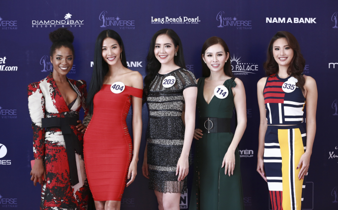 D&agrave;n th&iacute; sinh khoe sắc tại Hoa hậu Ho&agrave;n vũ 2017.