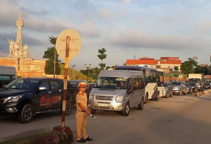 Lực lượng CSGT c&oacute; mặt tại hiện trường ph&acirc;n luồng giao th&ocirc;ng, tr&aacute;nh &ugrave;n tắc.