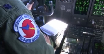 Clip siêu máy bay Mỹ lao thẳng vào tâm bão Irma để "săn bão"