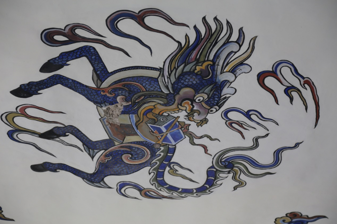 H&igrave;nh vẽ Long M&atilde; đ&atilde; mục rơi từng tảng vữa lộ phần sắt th&eacute;p han gỉ.