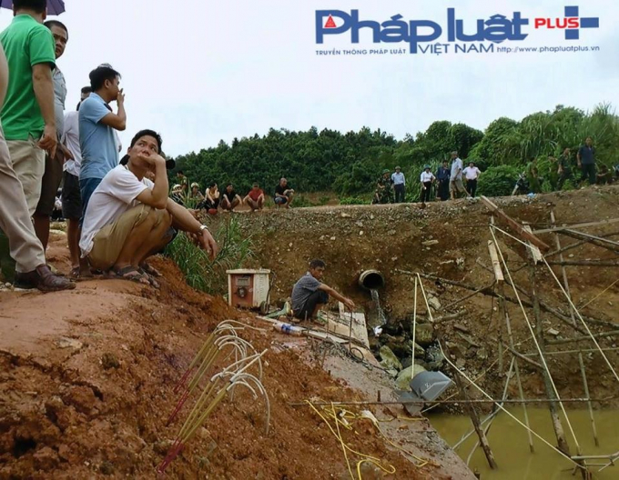 Kh&oacute;i hương nghi ng&uacute;t b&ecirc;n những gi&agrave;n cọc chống tạm bợ hời hợt (Ảnh cắt từ clip Tiến Vũ)