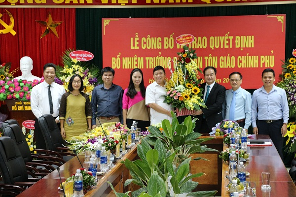 Ban T&ocirc;n gi&aacute;o Ch&iacute;nh phủ tặng hoa ch&uacute;c mừng t&acirc;n Trưởng ban Ban T&ocirc;n gi&aacute;o Ch&iacute;nh phủ.