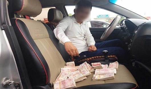 T&agrave;i xế d&ugrave;ng tiền lẻ để trả ph&iacute; nhằm phản đối mức ph&iacute; qua BOT quốc lộ 5 qu&aacute; cao.