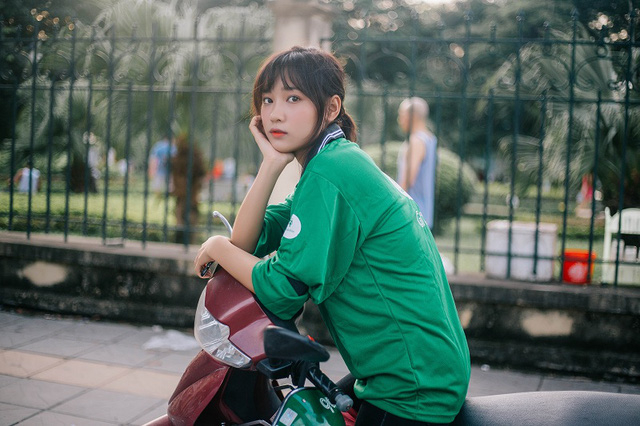 Nhiều người tưởng rằng Thu H&agrave; l&agrave; một người chạy xe &ocirc;m Grab bike.