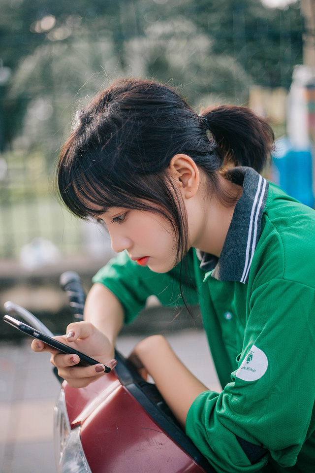 C&ocirc; được v&iacute; l&agrave; nữ Grab bike xinh đẹp nhất từ trước tới nay.