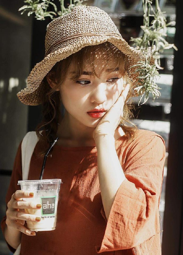 Thu H&agrave; l&agrave; một người mẫu cho c&aacute;c shop thời trang.