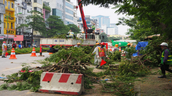 Khoảng 11h trưa, những c&ocirc;ng vi&ecirc;n vẫn đang tiếp tục l&agrave;m việc.