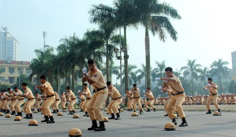 Phần thi v&otilde; thuật của c&aacute;c đội nam CSGT H&agrave; Nội.