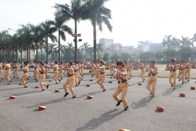 Nữ CSGT H&agrave; Nội m&uacute;a v&otilde; đẹp như &ldquo;Ng&ocirc;i sao v&otilde; thuật&rdquo;