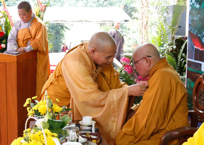 C&agrave;i hoa cho HT.Th&iacute;ch Nhuận Thanh.