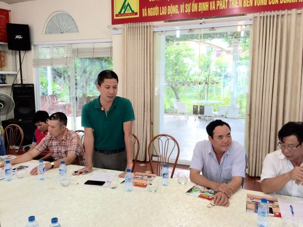 Một Chủ DN vận tải n&ecirc;u &yacute; kiến tại cuộc họp.