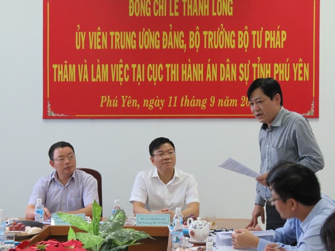 Bộ trưởng L&ecirc; Th&agrave;nh Long v&agrave; Chủ tịch UBND tỉnh Ph&uacute; Y&ecirc;n Ho&agrave;ng Văn Tr&agrave; c&ugrave;ng nghe b&aacute;o c&aacute;o, đ&aacute;nh gi&aacute; về c&ocirc;ng t&aacute;c THADS.