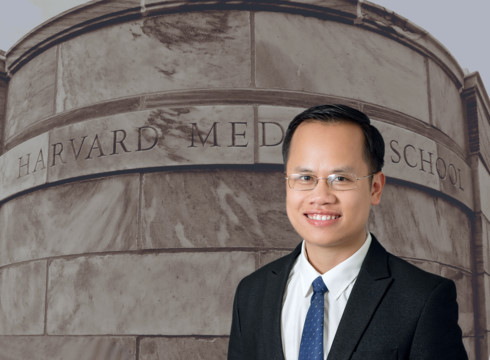 B&aacute;c sĩ Ho&agrave;ng Hồng- Ph&oacute; Trưởng khoa Phẫu thuật Tạo h&igrave;nh Thẩm mỹ -BV Đại học Y H&agrave; Nội.