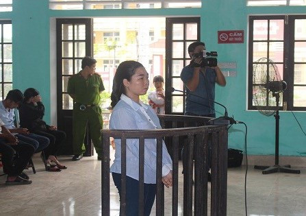 Bị c&aacute;o H&ograve;a tại phi&ecirc;n t&ograve;a. (Ảnh: b&aacute;o Zing.vn)