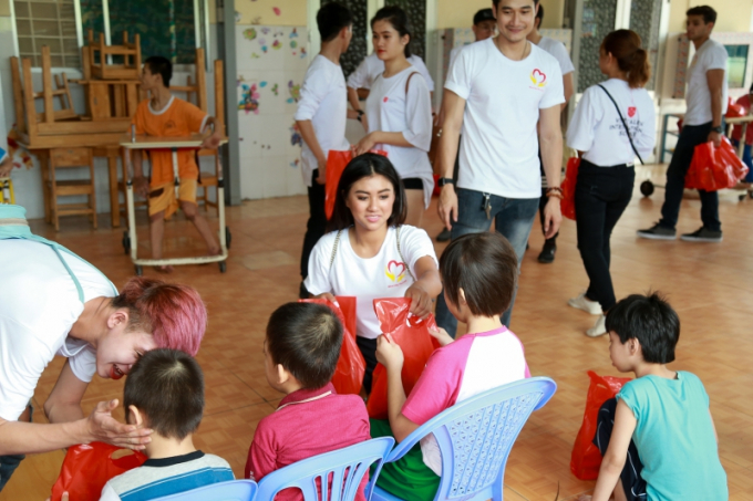 Hoa hậu Vy Nguyễn bay nửa v&ograve;ng tr&aacute;i đất để tặng qu&agrave; cho trẻ em mồ c&ocirc;i, khuyết tật