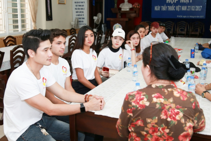 Hoa hậu Vy Nguyễn bay nửa v&ograve;ng tr&aacute;i đất để tặng qu&agrave; cho trẻ em mồ c&ocirc;i, khuyết tật