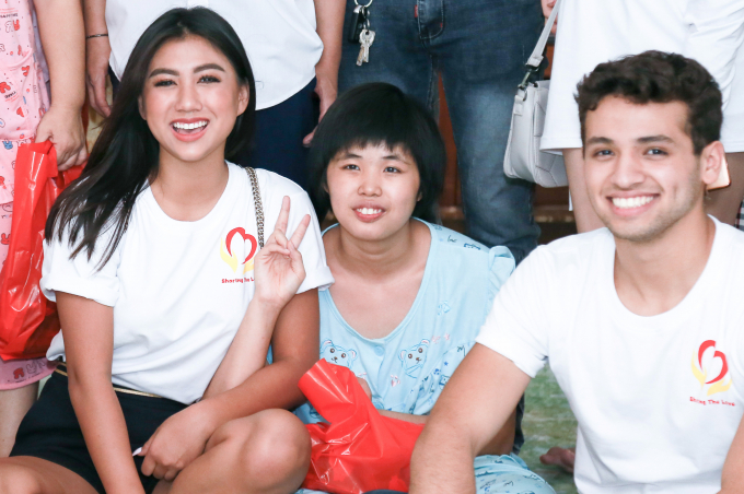 Hoa hậu Vy Nguyễn bay nửa v&ograve;ng tr&aacute;i đất để tặng qu&agrave; cho trẻ em mồ c&ocirc;i, khuyết tật