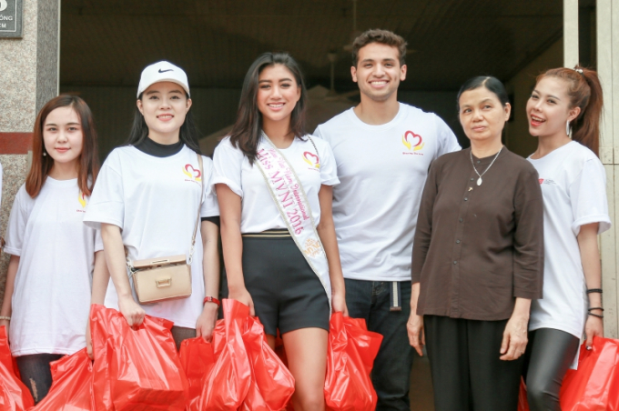 Hoa hậu Vy Nguyễn bay nửa v&ograve;ng tr&aacute;i đất để tặng qu&agrave; cho trẻ em mồ c&ocirc;i, khuyết tật
