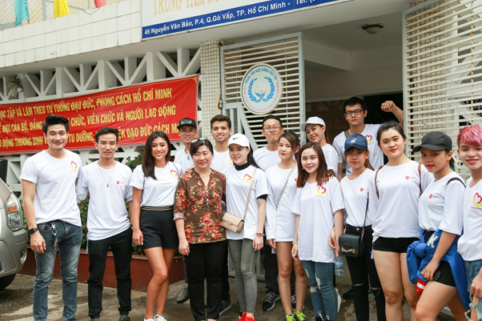 Hoa hậu Vy Nguyễn bay nửa v&ograve;ng tr&aacute;i đất để tặng qu&agrave; cho trẻ em mồ c&ocirc;i, khuyết tật