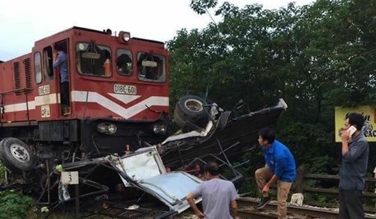 Thông tin mới nhất về vụ tai nạn giữa tàu hoả và xe tải chở nước ngọt