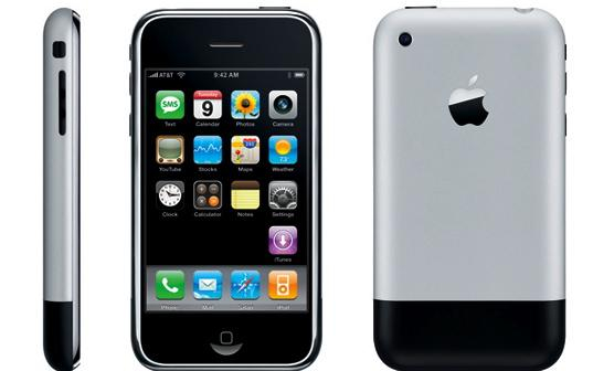 iPhone đời đầu lần đầu ti&ecirc;n l&ecirc;n kệ thị trường Mỹ v&agrave;o ng&agrave;y 29/6/2007 với mức gi&aacute; lần lượt l&agrave; 499 USD v&agrave; 599 USD cho phi&ecirc;n bản 4GB bộ nhớ trong v&agrave; 8GB bộ nhớ trong. Một thời gian ngắn sau đ&oacute;, m&aacute;y cũng được đưa về thị trường trong nước với gi&aacute; lần lượt l&agrave; 1.100 USD v&agrave; 1.300 USD (tương đương khoảng 18 triệu đồng v&agrave; 21 triệu đồng, theo tỷ gi&aacute; đầu th&aacute;ng 7 năm 2007) cho hai phi&ecirc;n bản bộ nhớ trong tương tự.&nbsp;