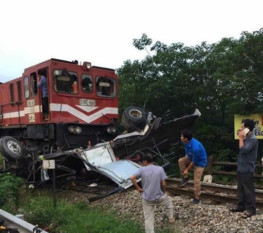 Chiếc xe tải bị biến dạng ho&agrave;n to&agrave;n ( Ảnh: Otofun).